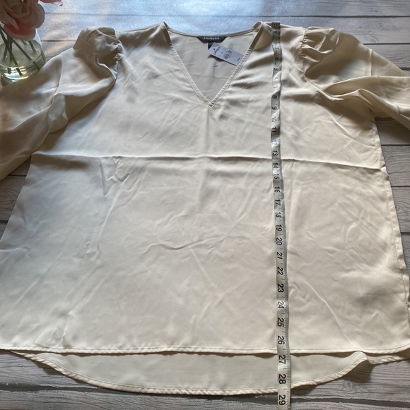 Express Pearl Button Pleated Cuff V-Neck Top in Swan Size Large - Picture 10 of 11